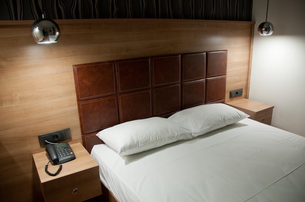 Metropolis Hotel سيرس المظهر الخارجي الصورة