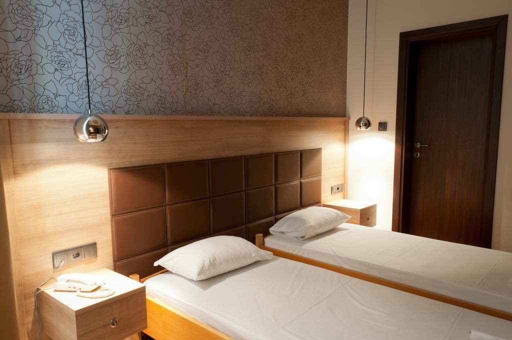 Metropolis Hotel سيرس المظهر الخارجي الصورة